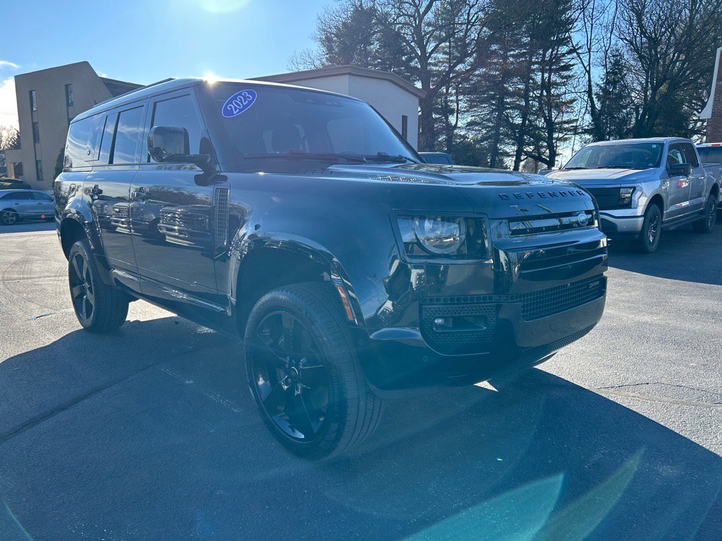 Used 2023 Land Rover Defender 130 X-Dynamic SE image 3