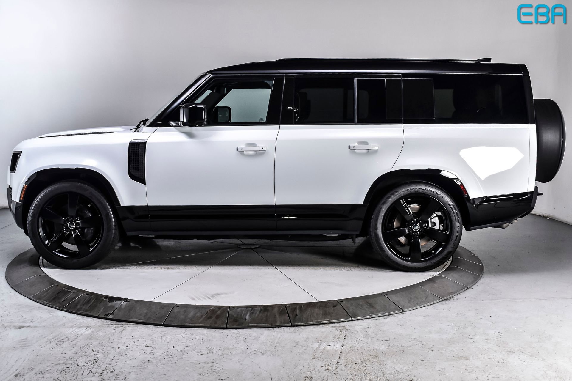 Used 2025 Land Rover Defender 130 X-Dynamic SE image 3