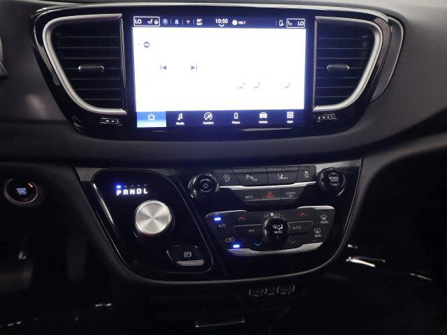 Used 2025 Chrysler Pacifica Select FWD image 12