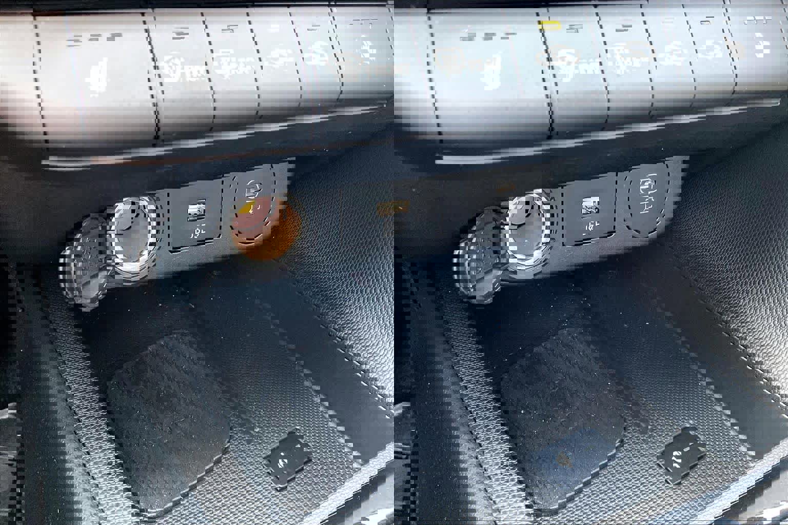 Used 2025 Hyundai Elantra Limited image 33