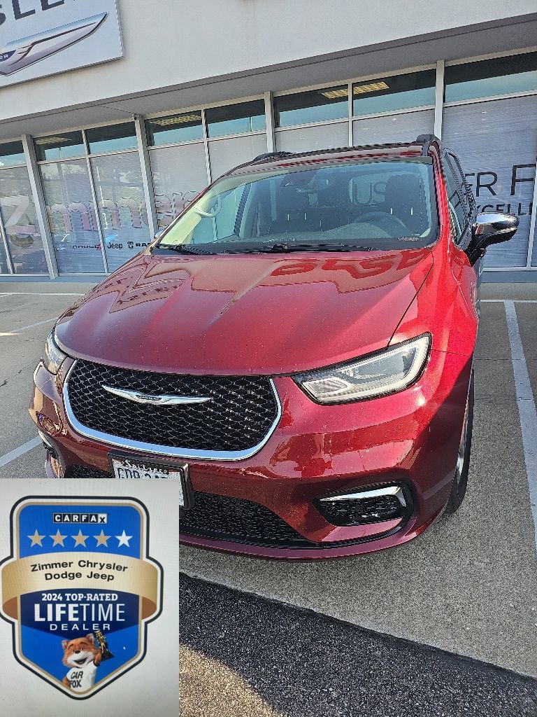 Used 2023 Chrysler Pacifica Limited w/ Uconnect Theater Family Group FWD image 1