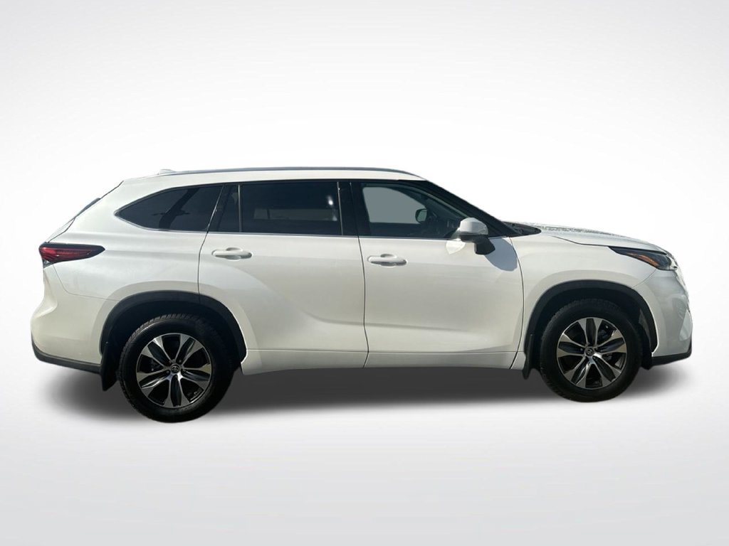 Used 2021 Toyota Highlander XLE FWD image 2