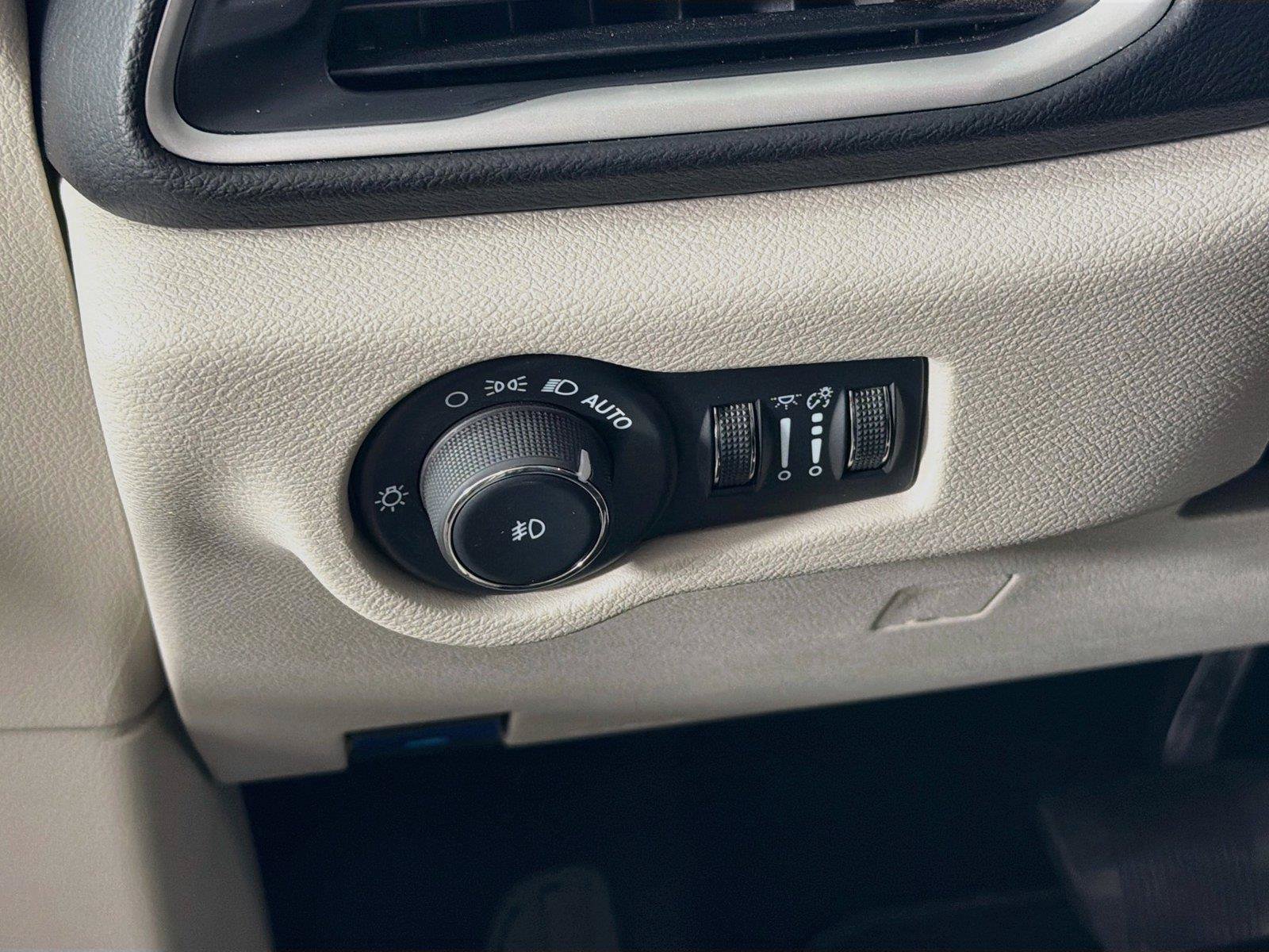 Used 2024 Chrysler Pacifica Touring-L FWD image 17