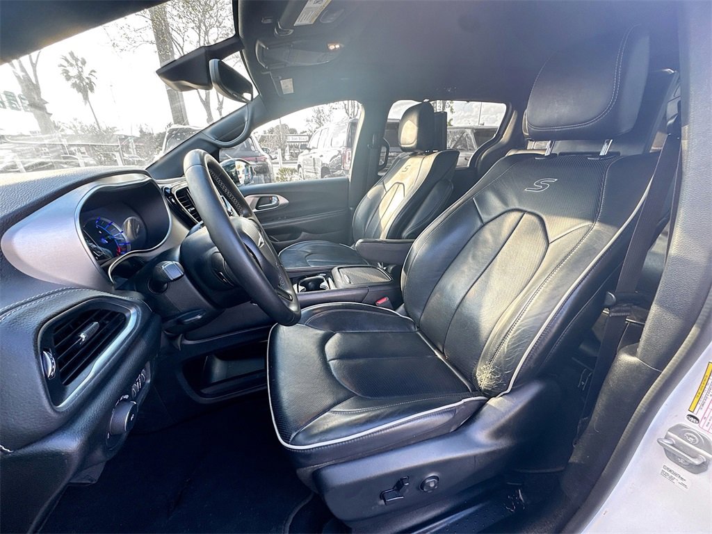 Used 2023 Chrysler Pacifica Limited w/ Uconnect Theater Family Group image 23