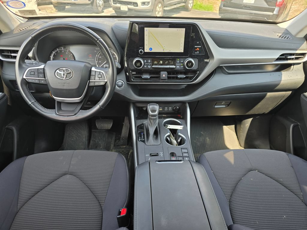 Used 2023 Toyota Highlander LE FWD image 5