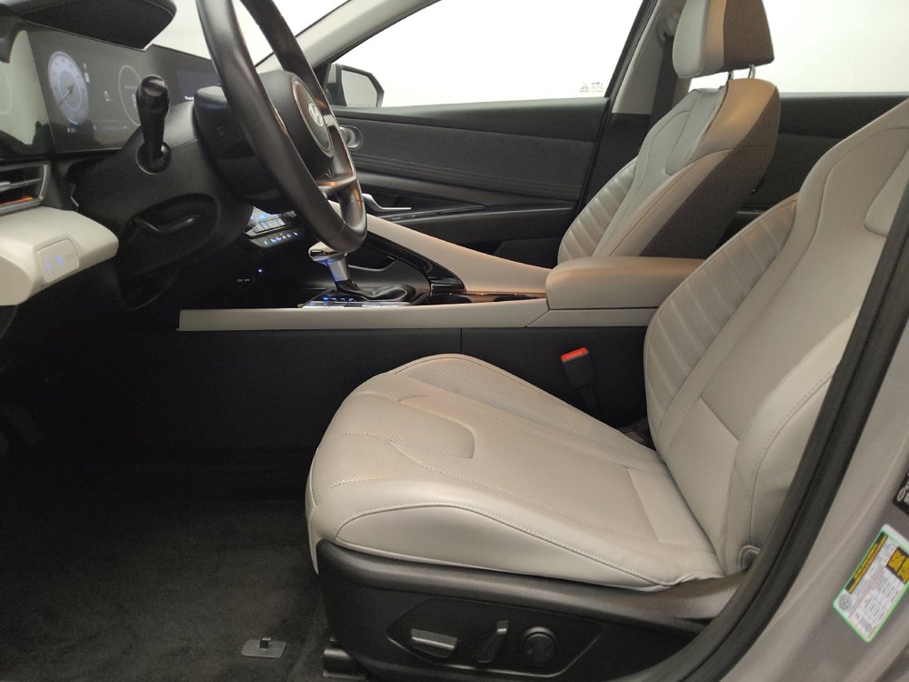 Used 2025 Hyundai Elantra Limited FWD image 17