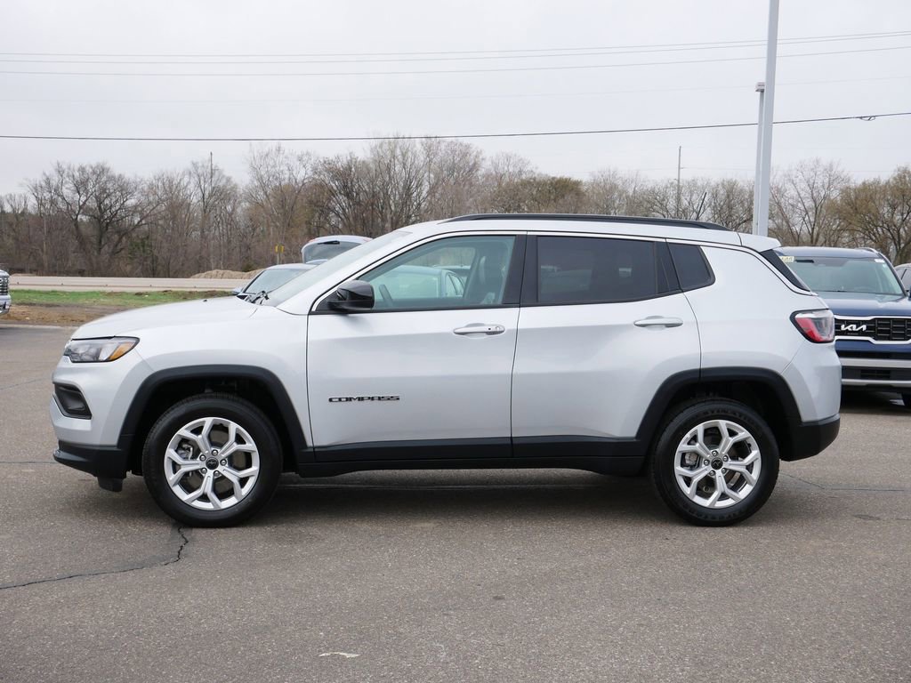 Used 2025 Jeep Compass Latitude AWD/4WD image 5