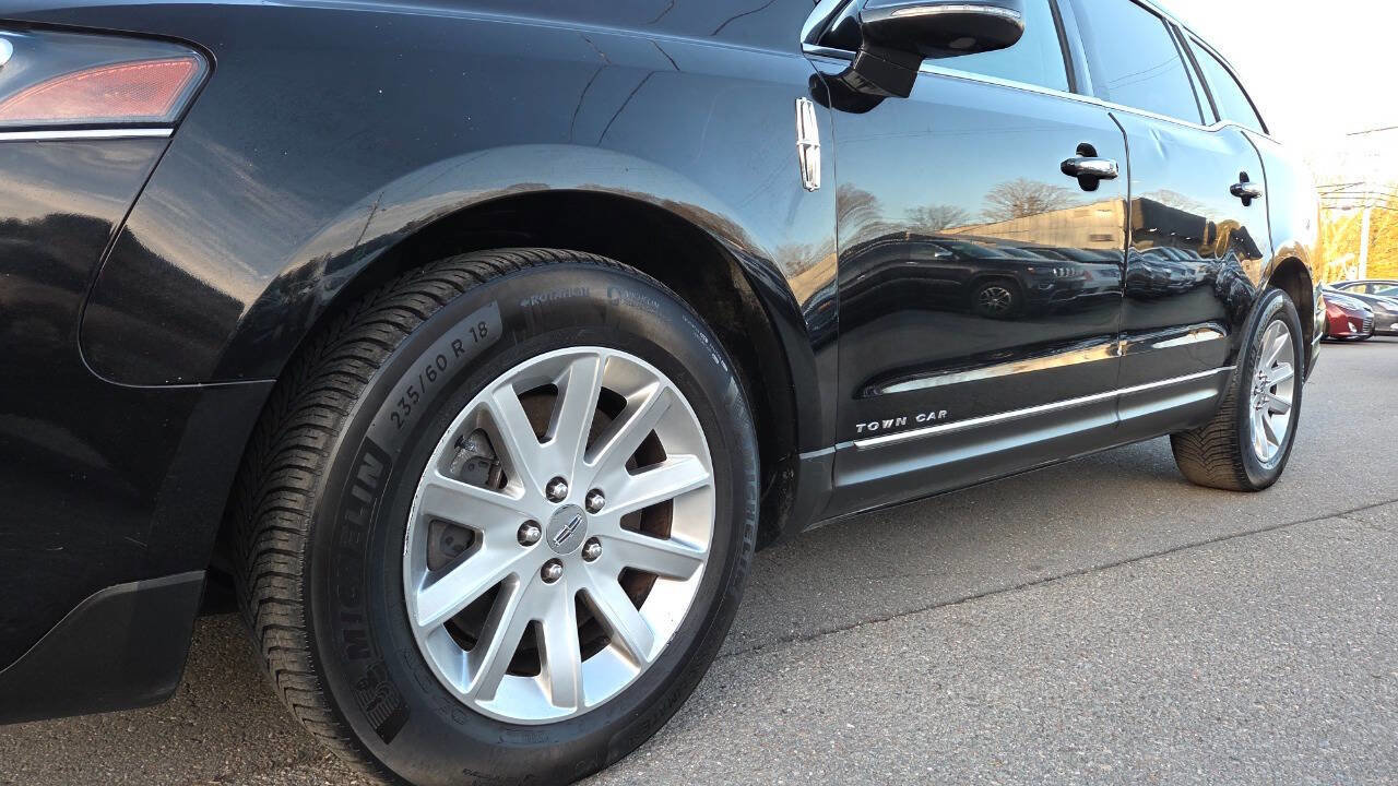 Used 2019 Lincoln MKT AWD image 6