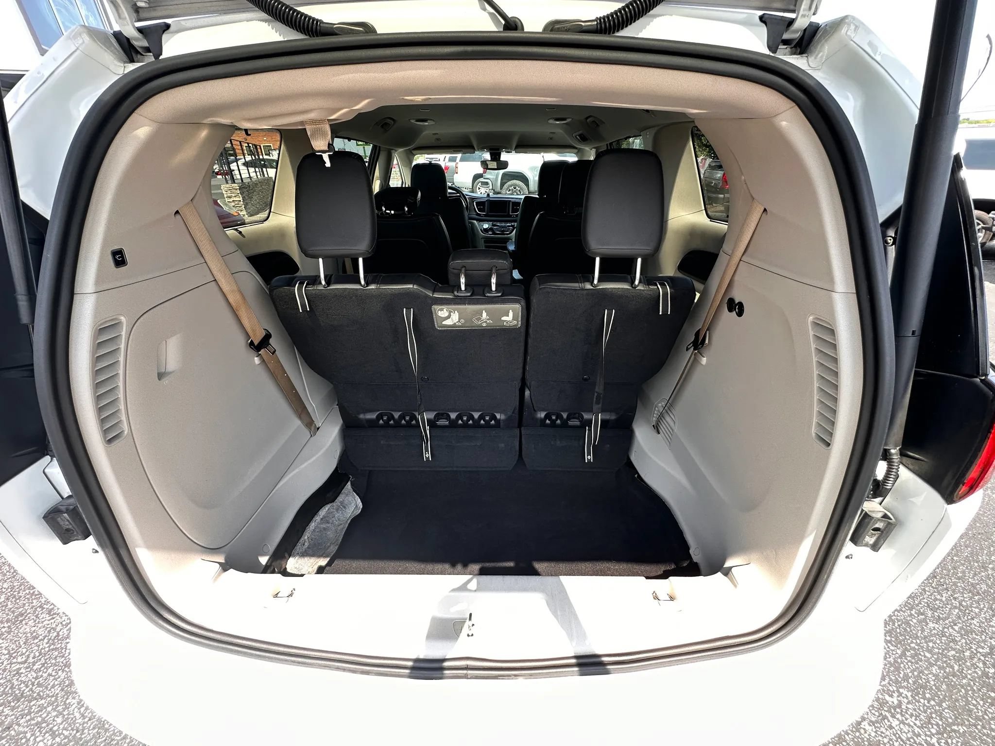 Used 2019 Chrysler Pacifica Touring-L FWD image 9