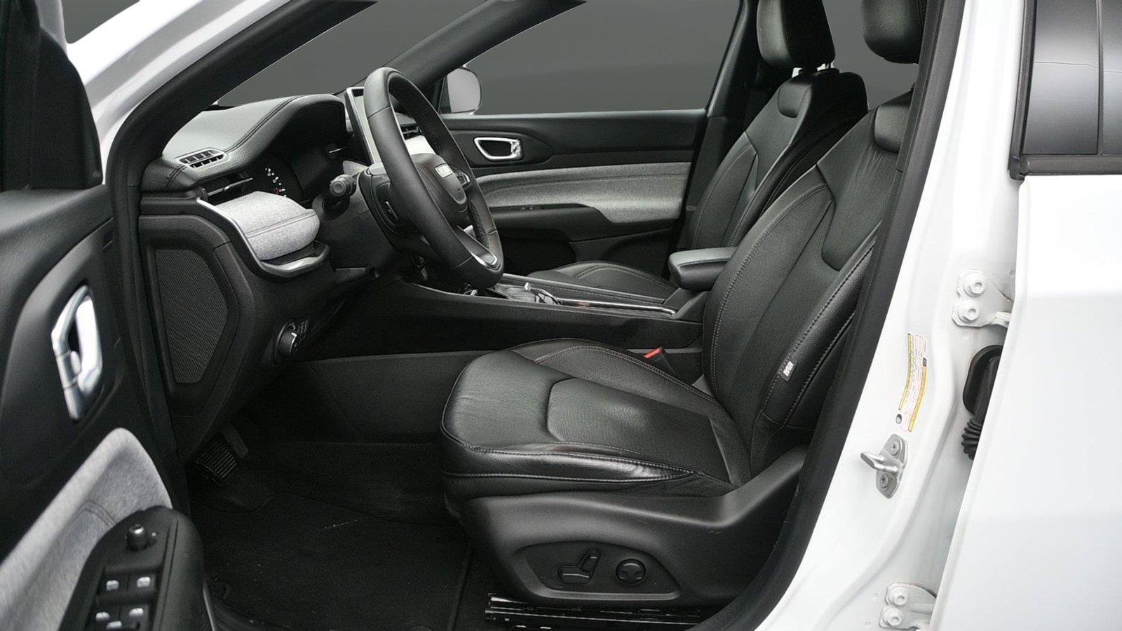 Used 2023 Jeep Compass Latitude AWD/4WD image 8