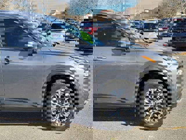 Used 2023 Nissan Rogue SV image 2