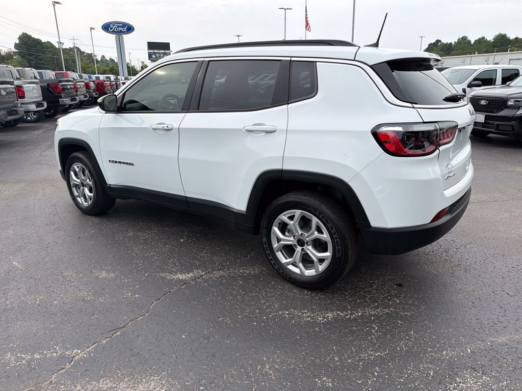Used 2025 Jeep Compass Latitude AWD/4WD image 5