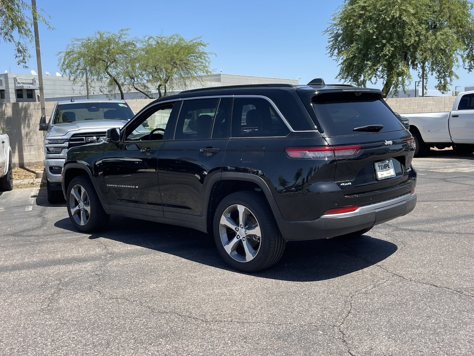 New 2026 Jeep Grand Cherokee Limited w/ Luxury Tech Group II AWD/4WD image 3