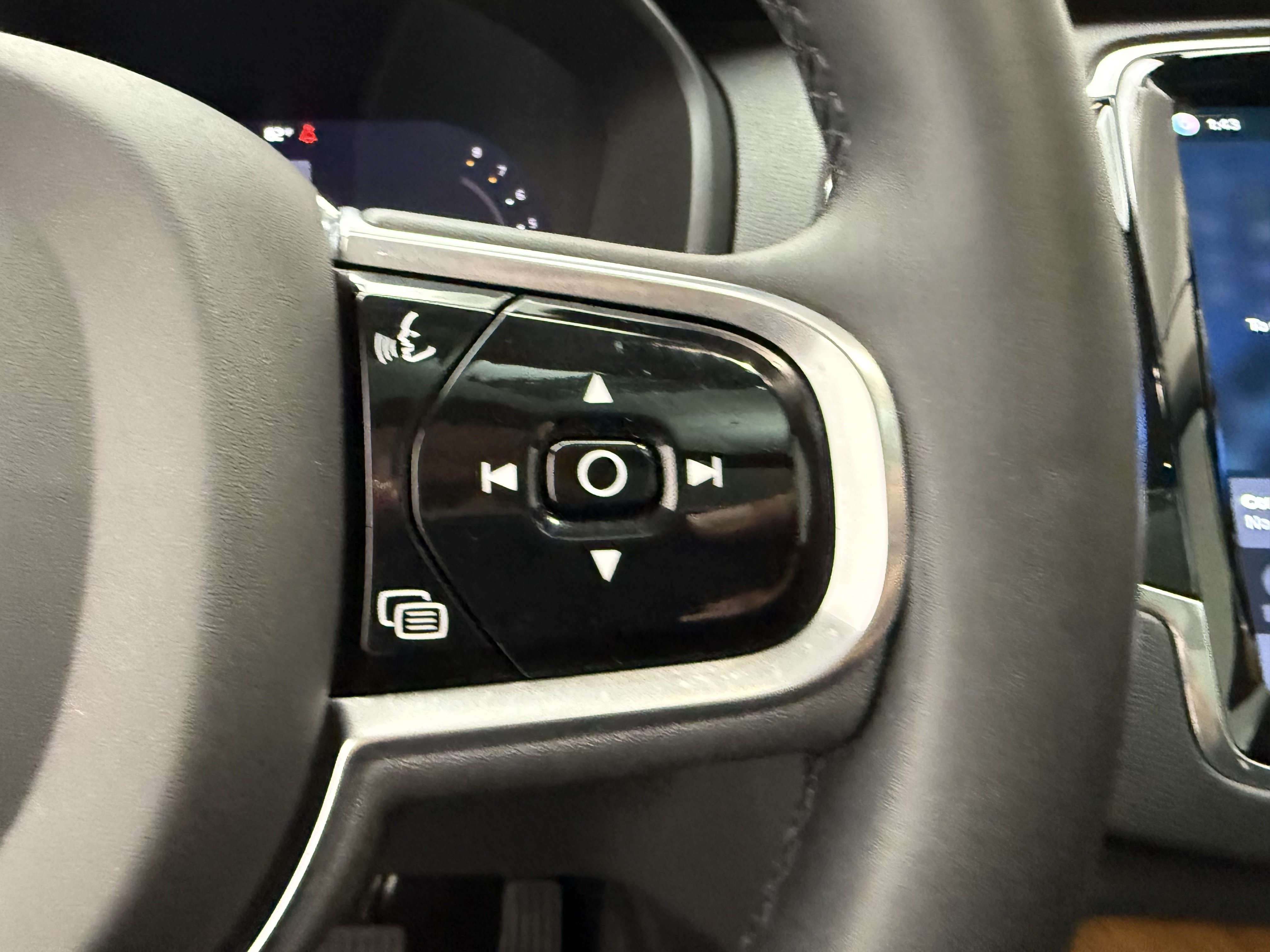 Certified 2023 Volvo XC90 B6 Plus w/ Protection Package Premier AWD/4WD image 18