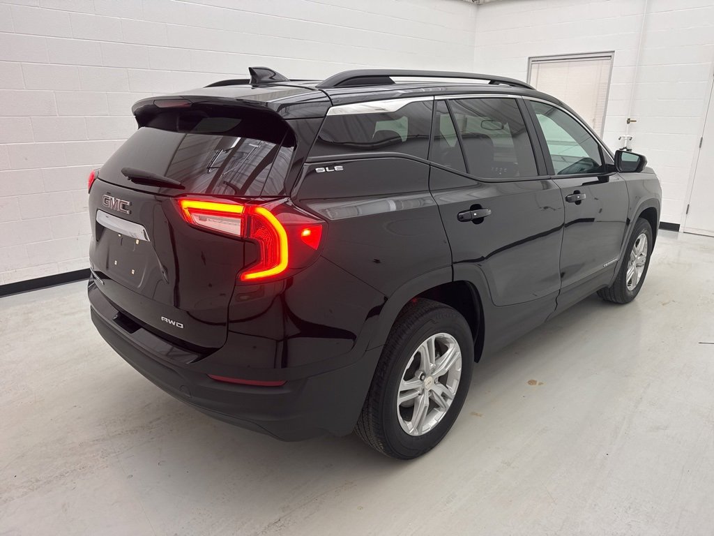 Used 2023 GMC Terrain SLE w/ Driver Convenience Package image 8