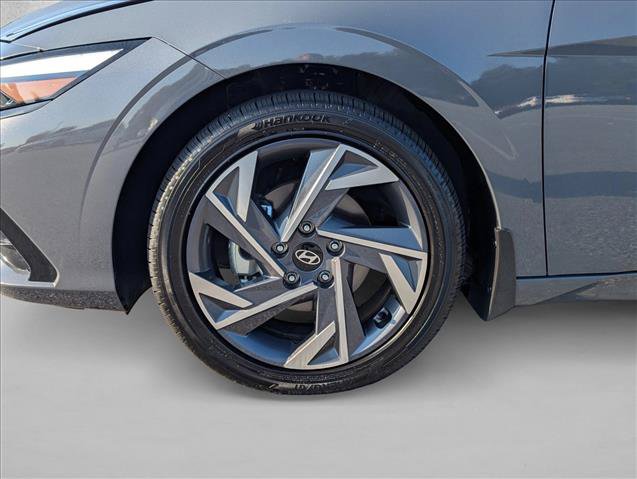 Certified 2025 Hyundai Elantra Limited FWD image 9
