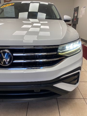 Used 2023 Volkswagen Tiguan SE w/ Panoramic Sunroof Package FWD image 9