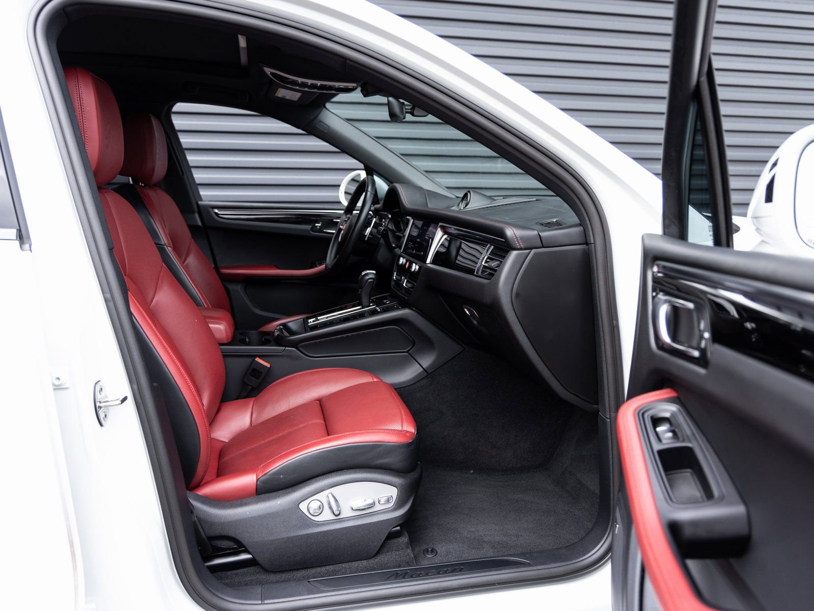 Certified 2024 Porsche Macan image 33