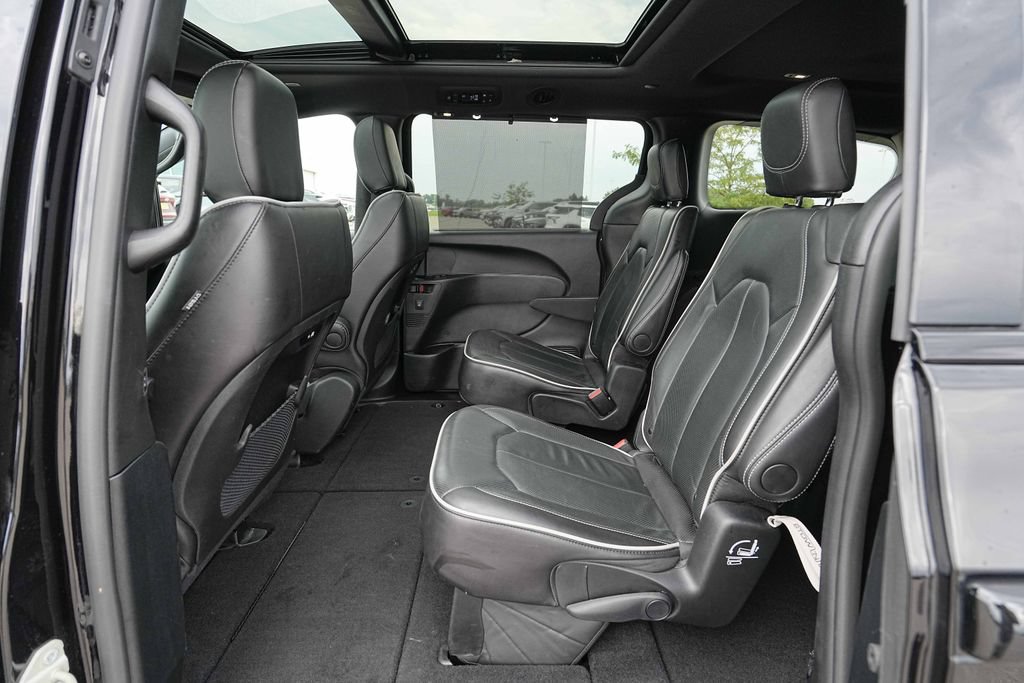 Used 2025 Chrysler Pacifica Limited FWD image 18