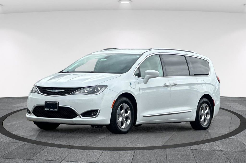 Used 2020 Chrysler Pacifica Touring-L w/ Premium Audio Group FWD image 10