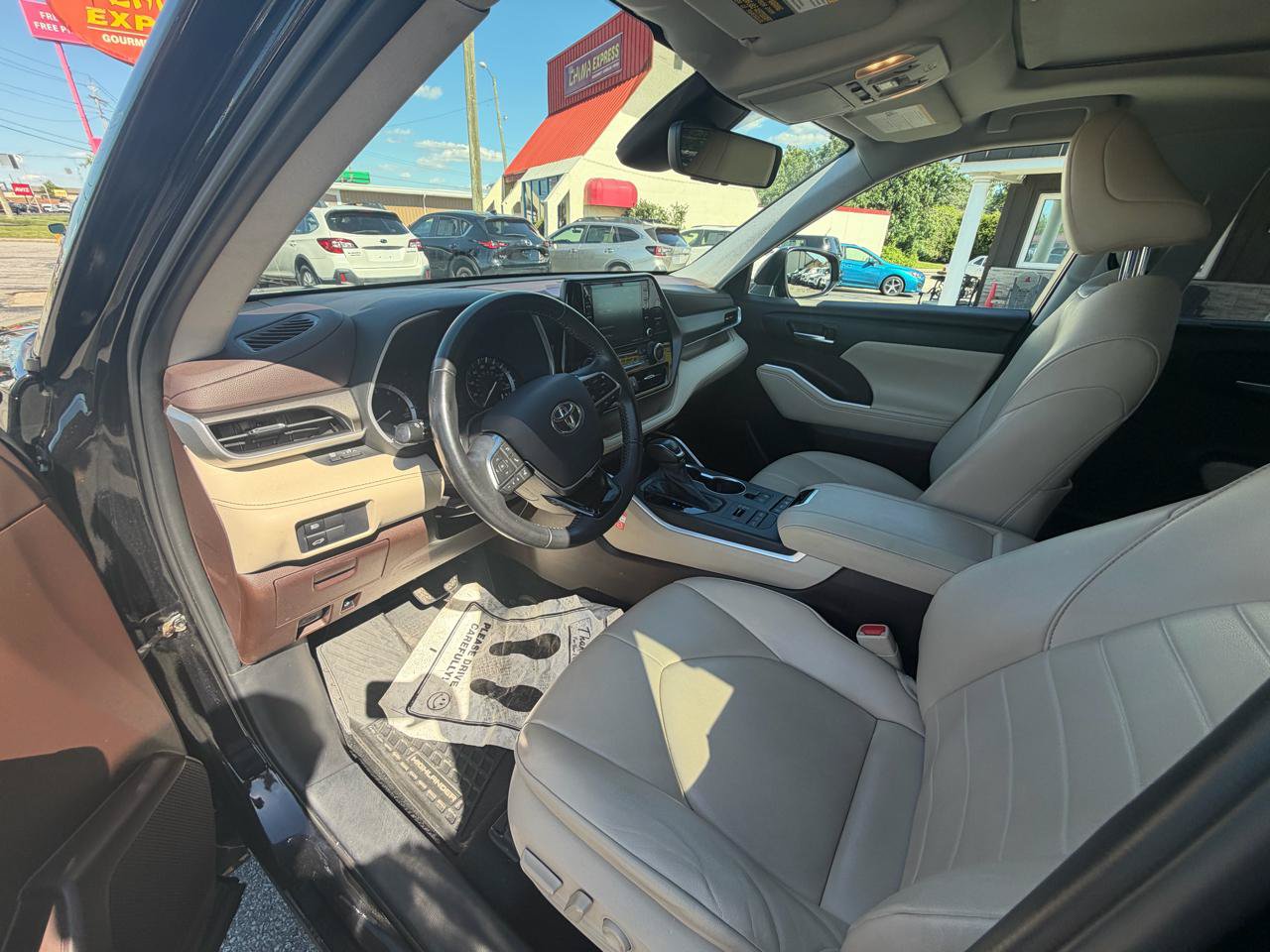 Used 2021 Toyota Highlander XLE AWD/4WD image 9
