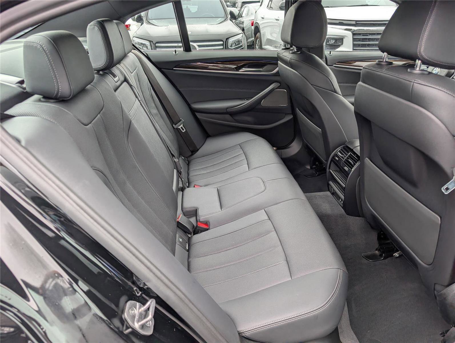 Used 2022 BMW 530i xDrive w/ Premium Package image 12