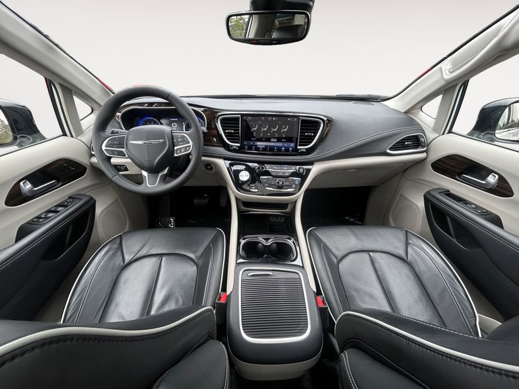 Used 2024 Chrysler Pacifica Limited image 13