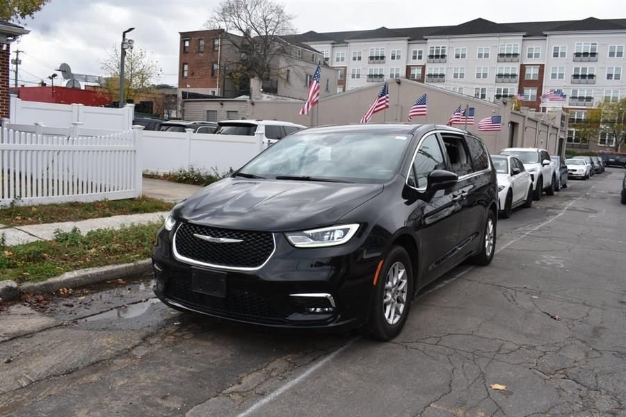 Used 2025 Chrysler Pacifica Select FWD image 3