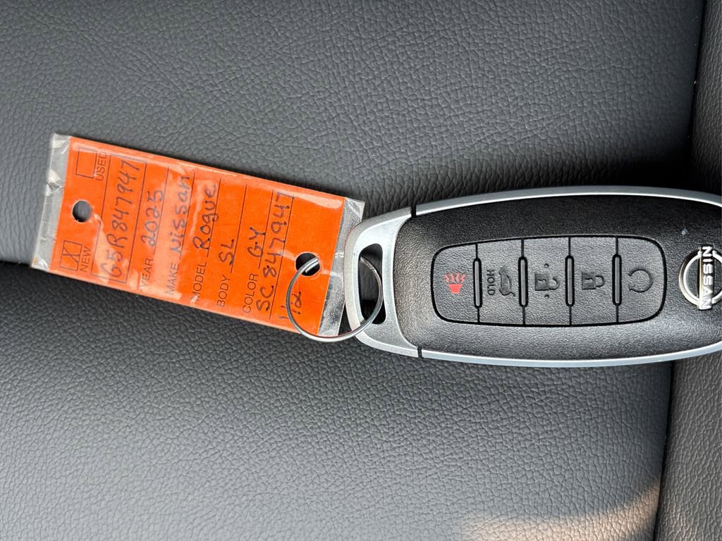 Used 2025 Nissan Rogue SL AWD/4WD image 42