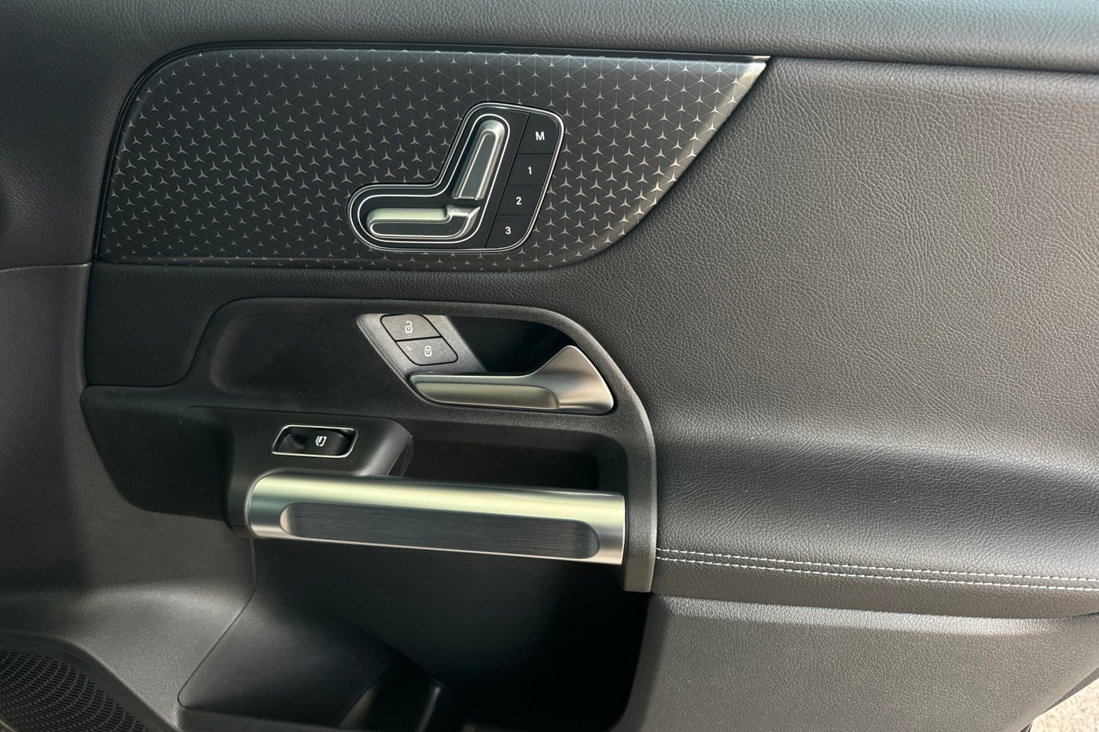 New 2025 Mercedes-Benz GLB 250 image 31