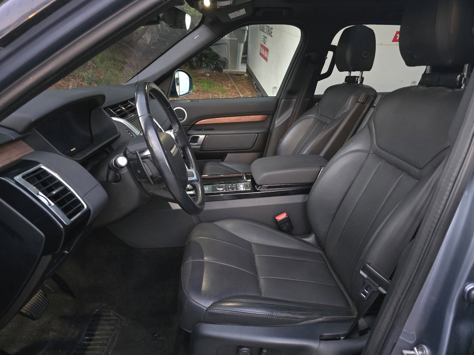 Used 2018 Land Rover Discovery HSE image 13