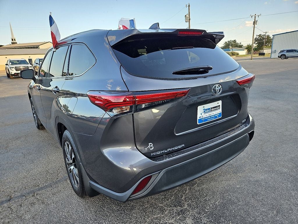 Used 2022 Toyota Highlander XLE FWD image 5