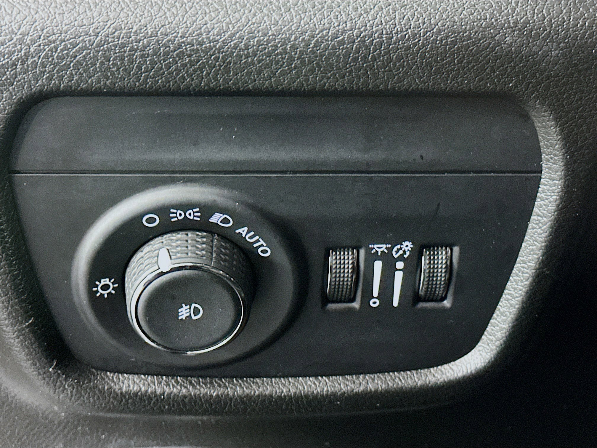 Used 2024 Jeep Grand Cherokee L Limited w/ Luxury Tech Group II image 17