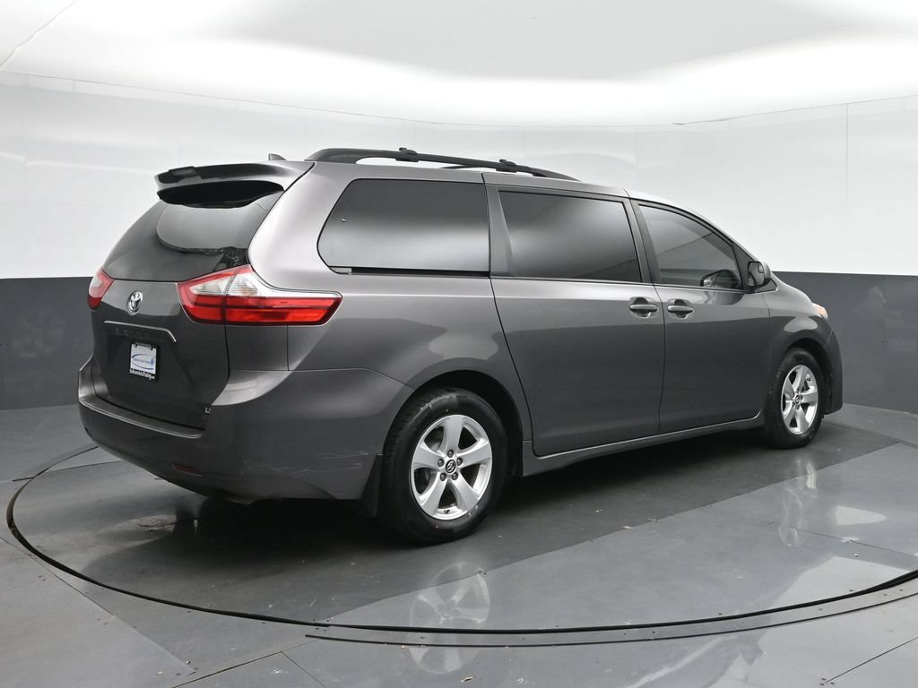 Used 2018 Toyota Sienna LE w/ Carpet Mat Package FWD image 7