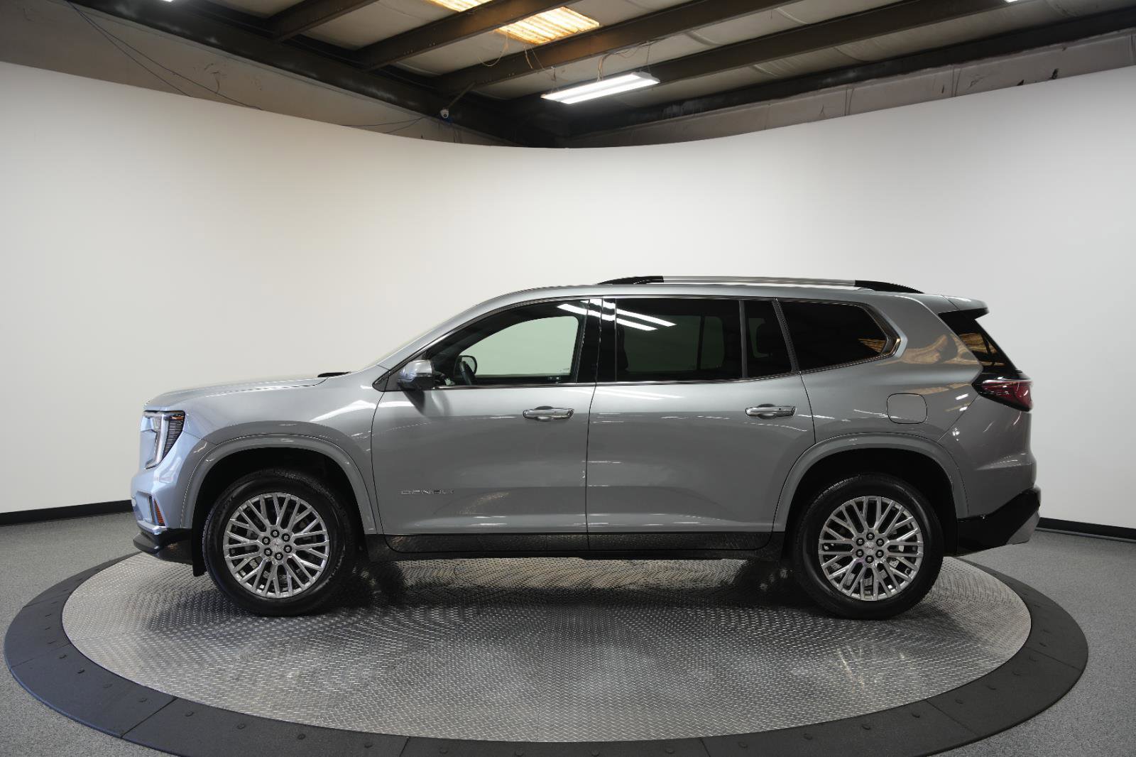 Used 2025 GMC Acadia Denali w/ LPO, Floor Liner Package AWD/4WD image 4
