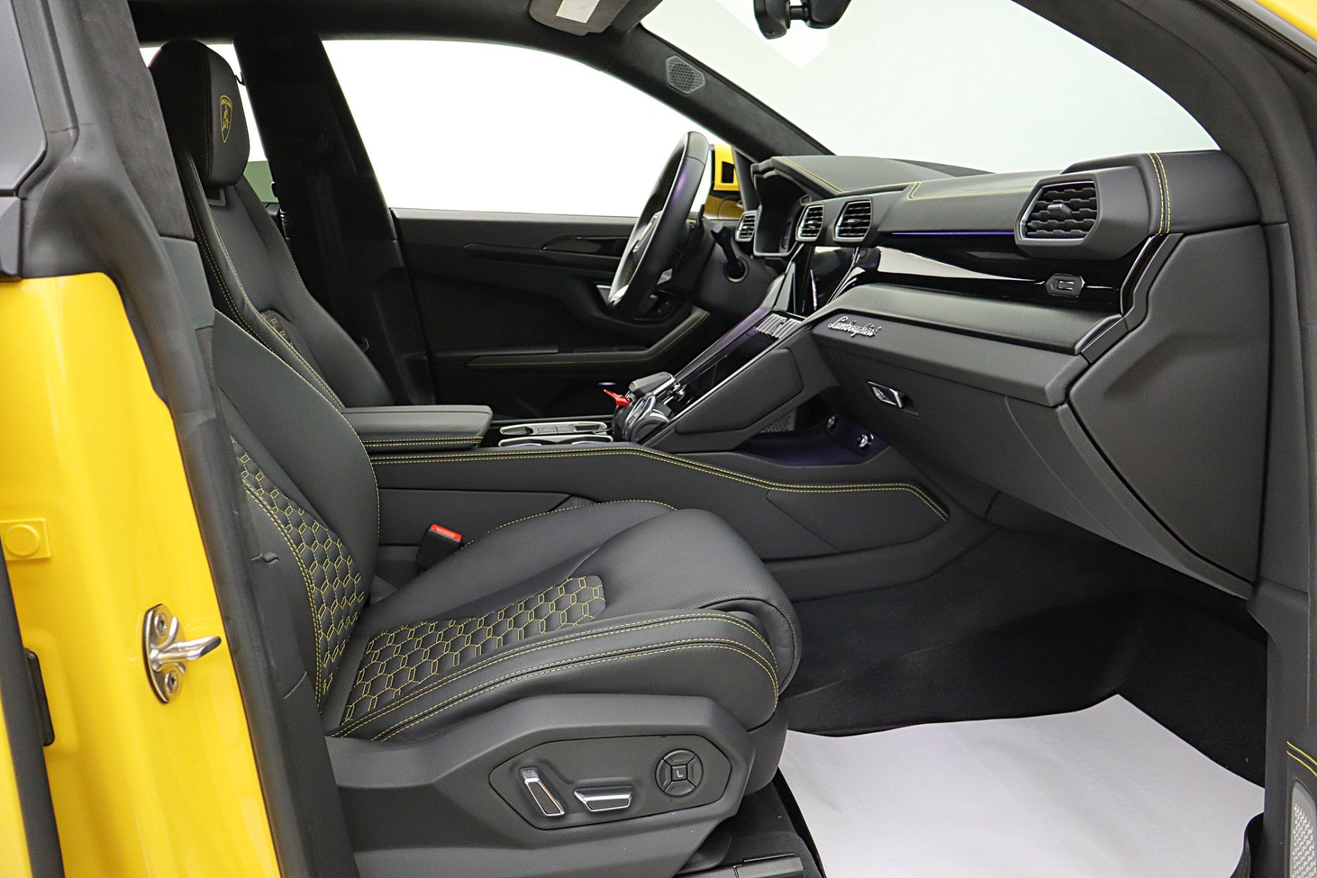 Used 2022 Lamborghini Urus image 32