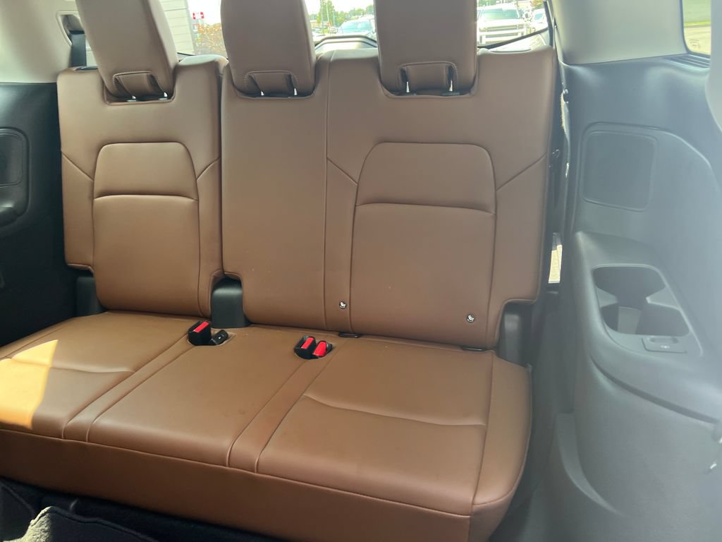Used 2025 Nissan Pathfinder Platinum w/ Black Appearance Package FWD image 25