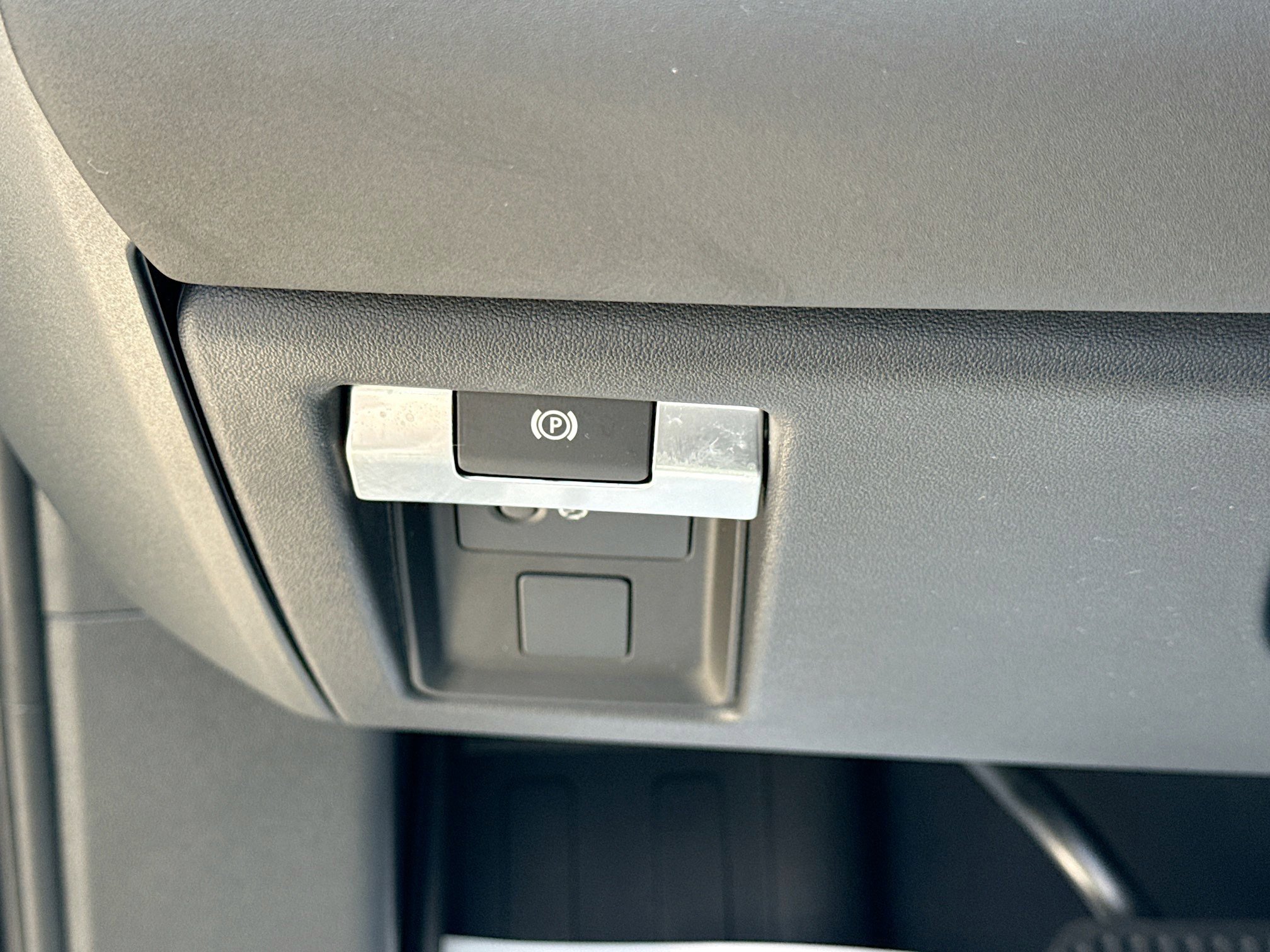 Certified 2025 Land Rover Defender 90 S AWD/4WD image 36