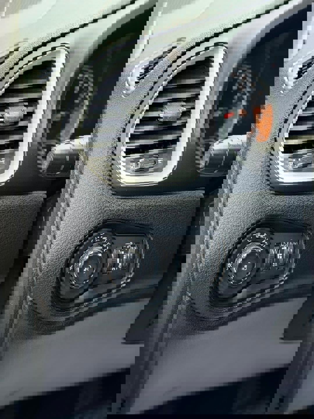 Used 2018 Jeep Renegade Latitude AWD/4WD image 12