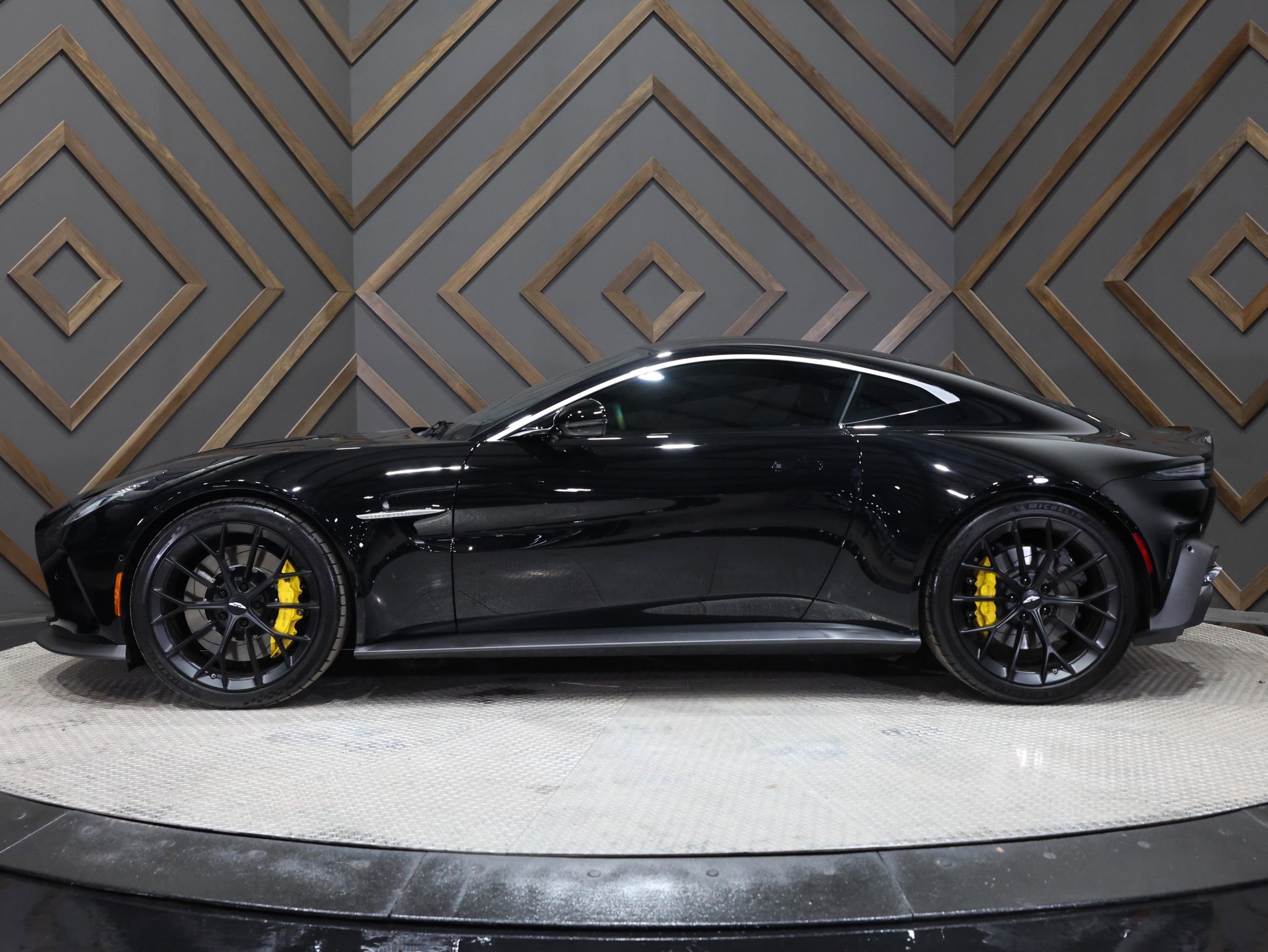 Used 2026 Aston Martin V8 Vantage Coupe image 5