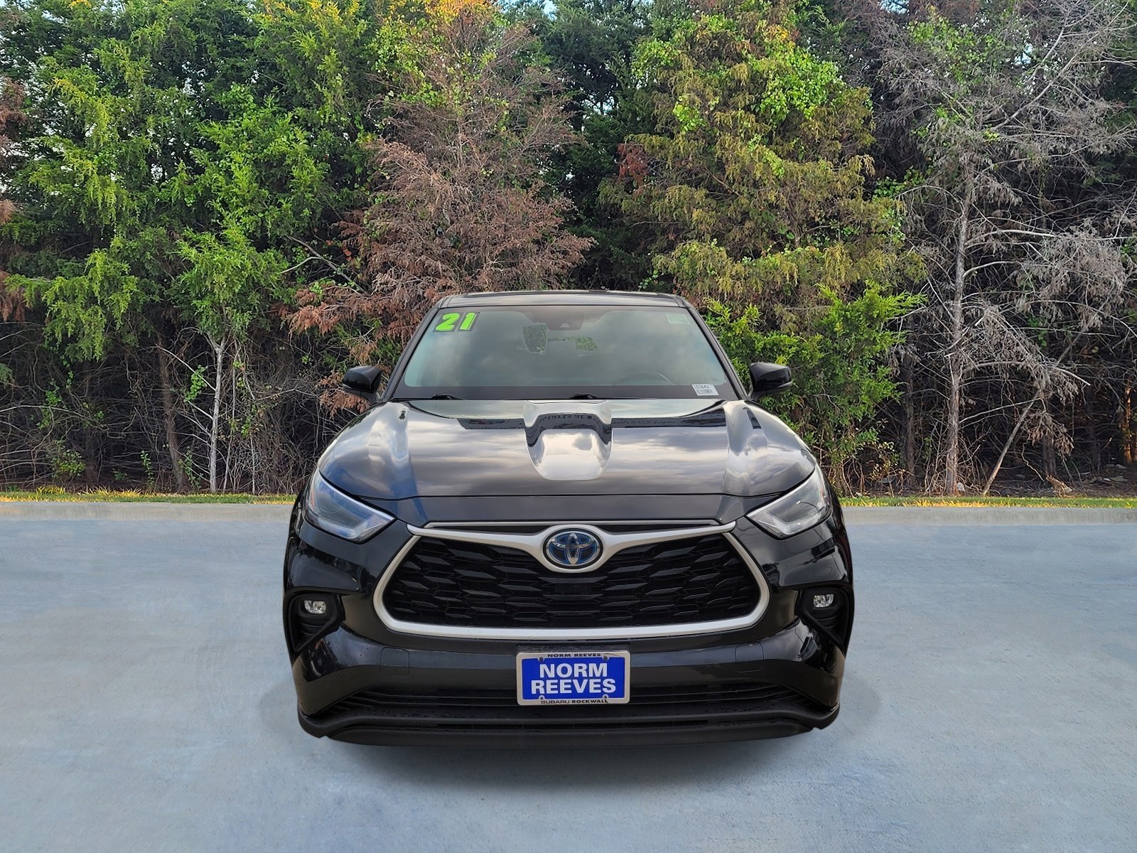 Used 2021 Toyota Highlander LE AWD/4WD image 2