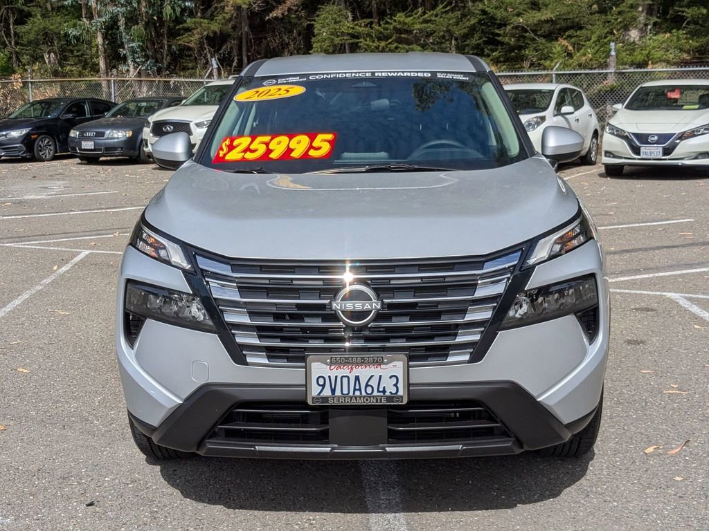 Used 2025 Nissan Rogue SV image 3