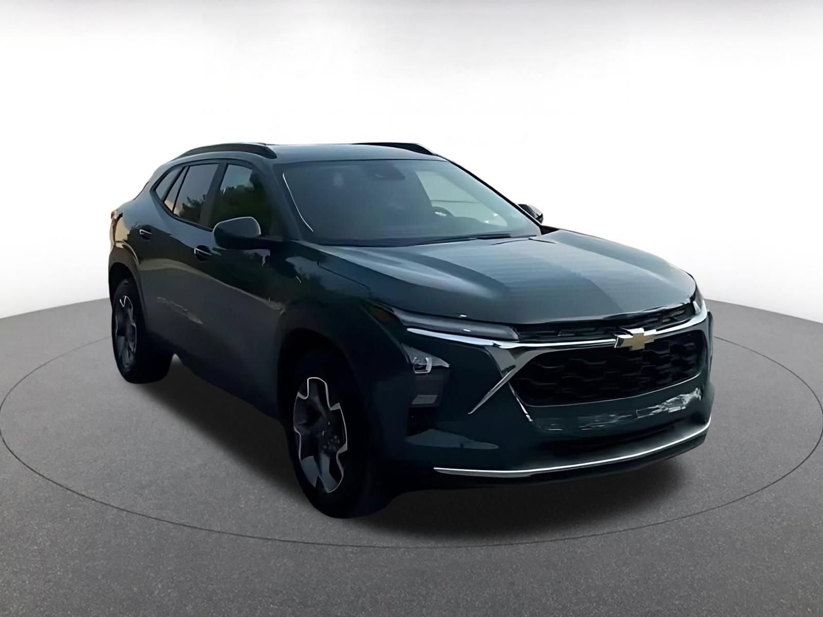 Used 2025 Chevrolet Trax LT w/ LT Convenience Package FWD image 3