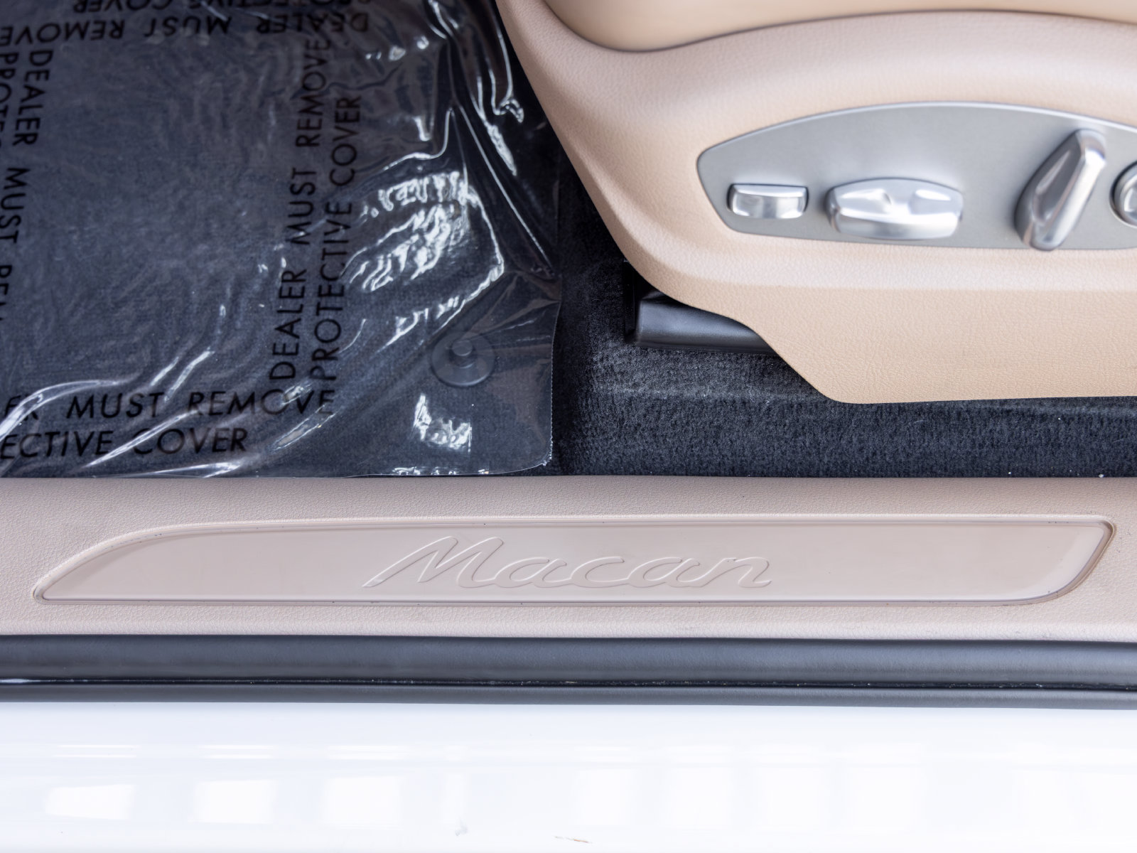 Certified 2026 Porsche Macan AWD/4WD image 28