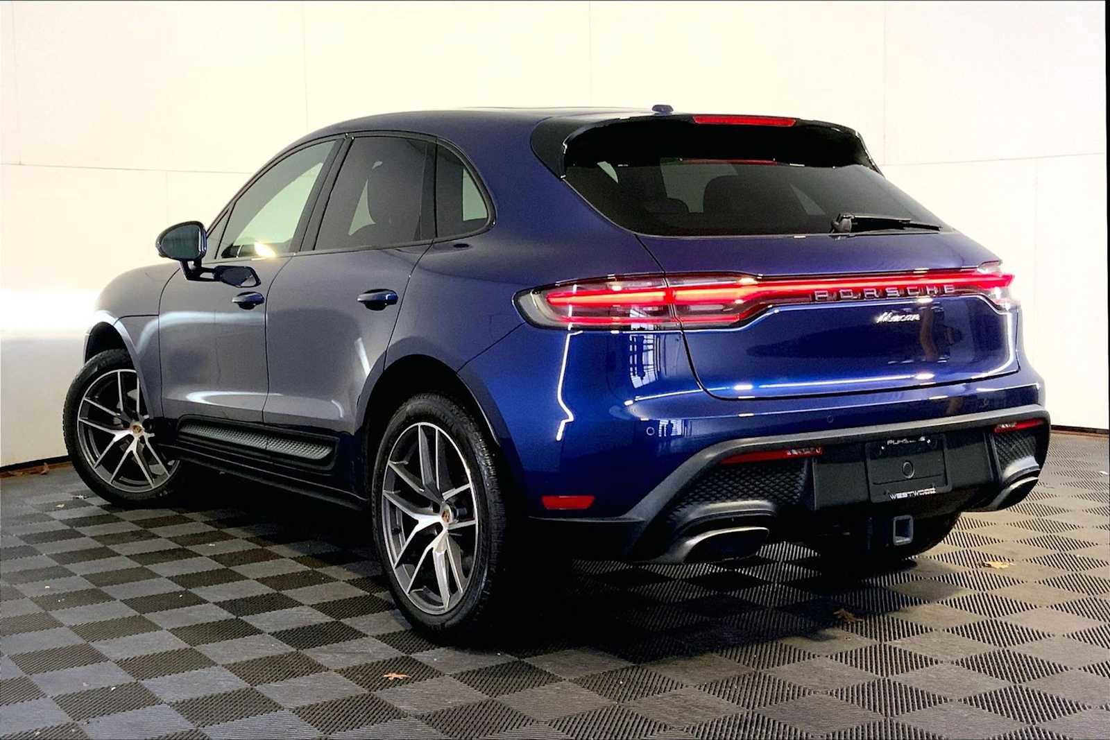 Certified 2024 Porsche Macan image 3