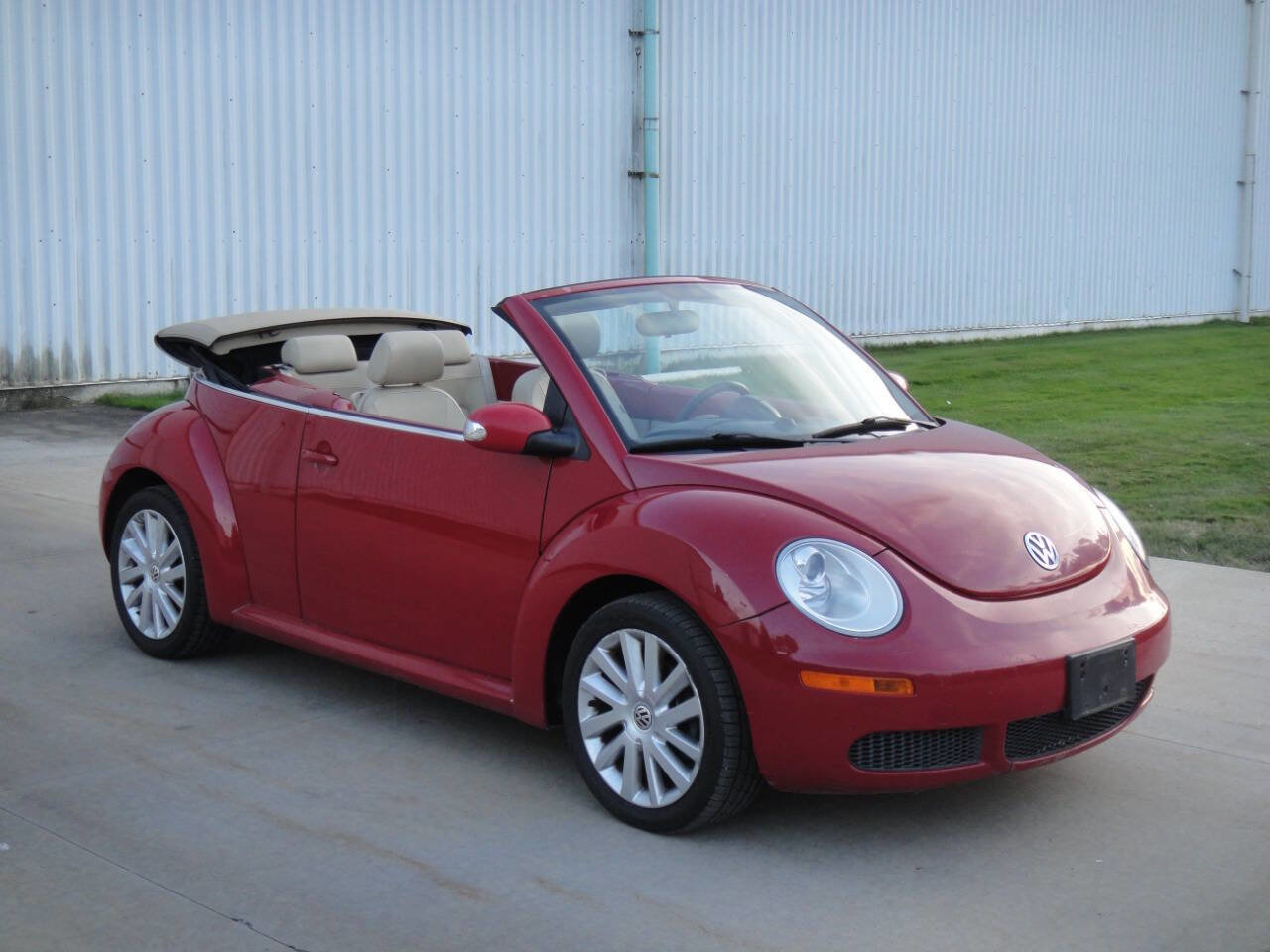 Used 2008 Volkswagen Beetle SE image 2