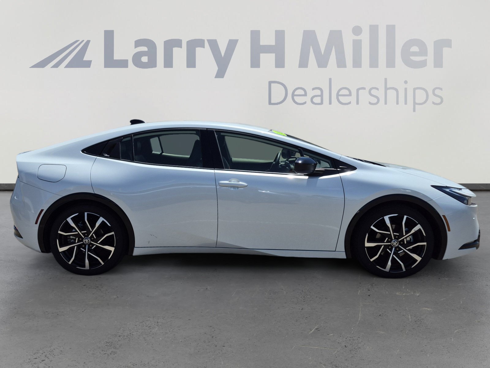 Certified 2026 Toyota Prius Plug-In Hybrid FWD image 6