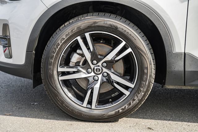 Used 2023 Volvo XC40 B5 Plus w/ Climate Package image 18