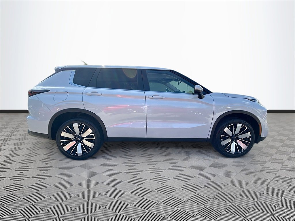 New 2025 Mitsubishi Outlander SE image 4