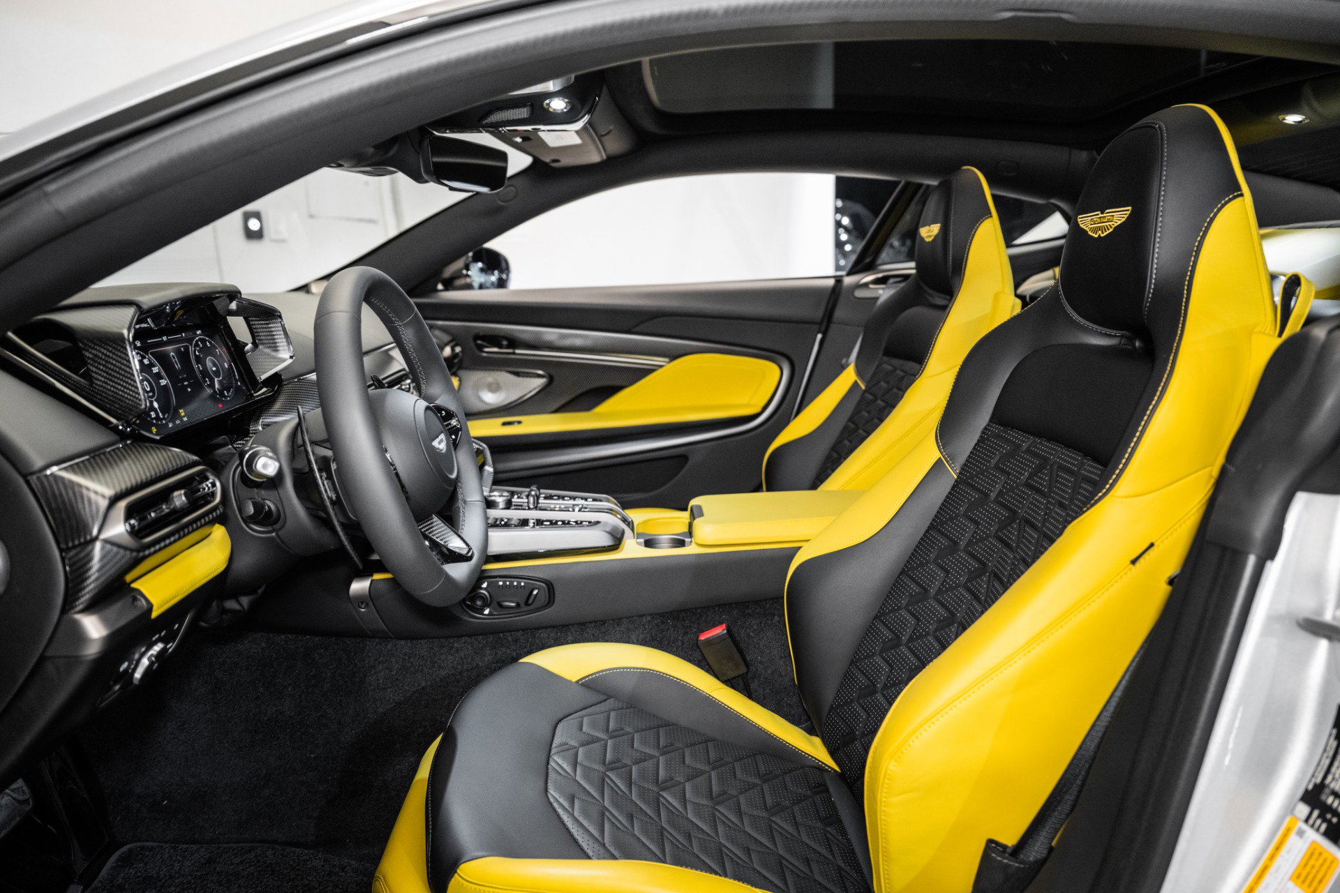 Used 2025 Aston Martin Vanquish image 13